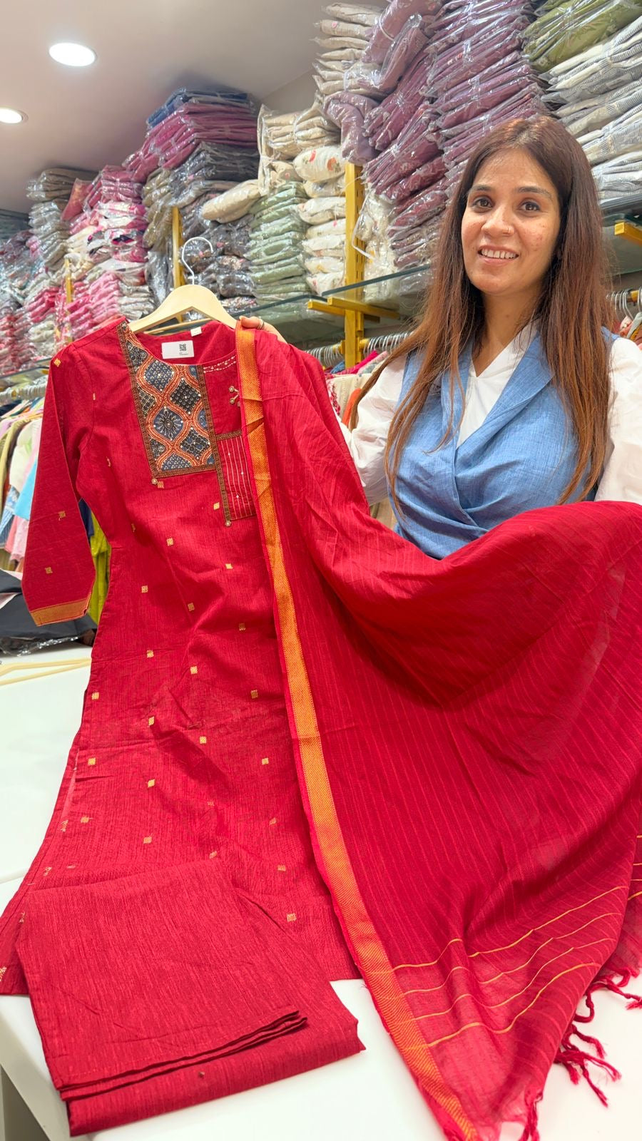 Everyday Luxe – Black & Red Handloom