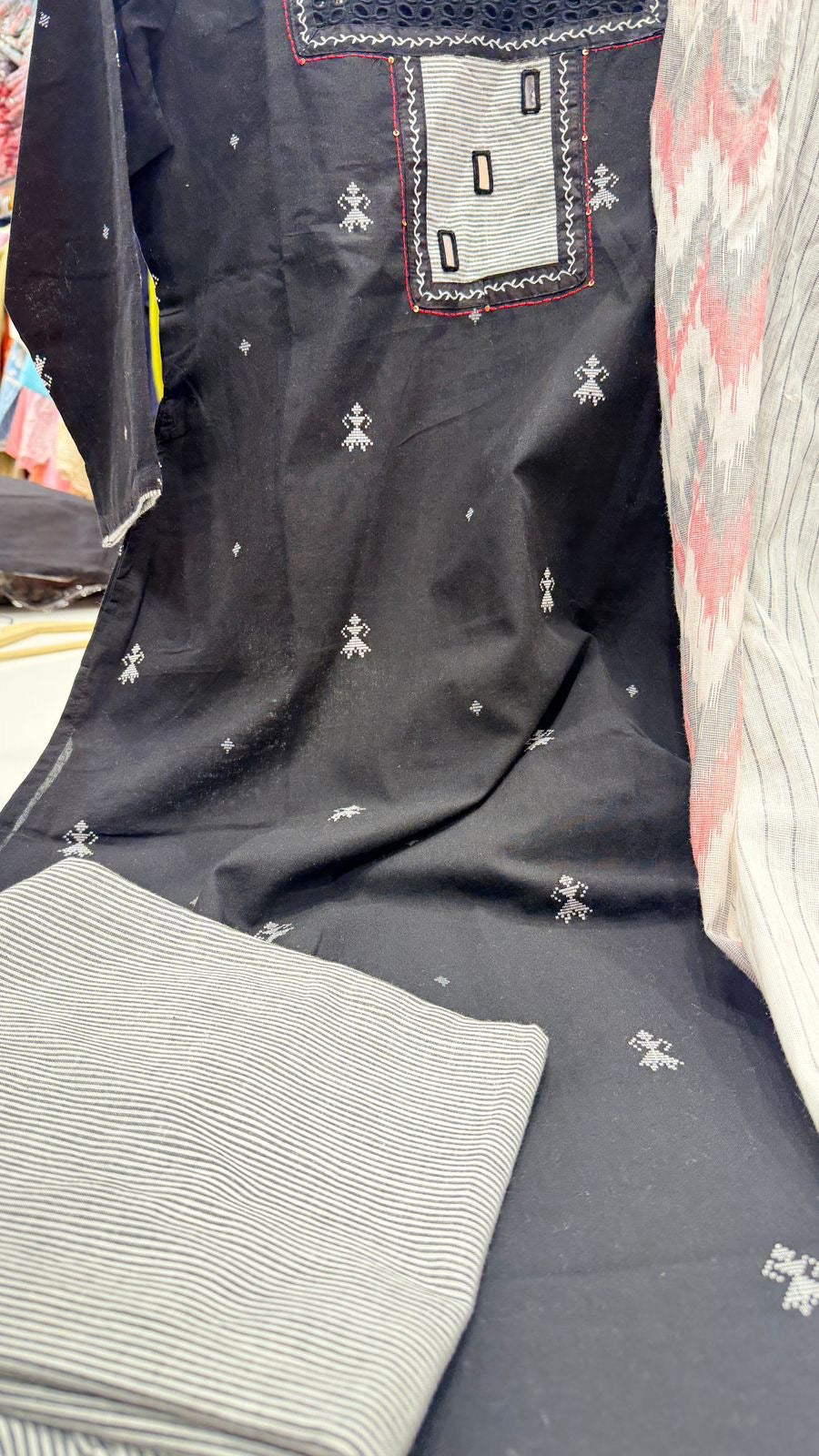 Everyday Luxe – Black & Red Handloom