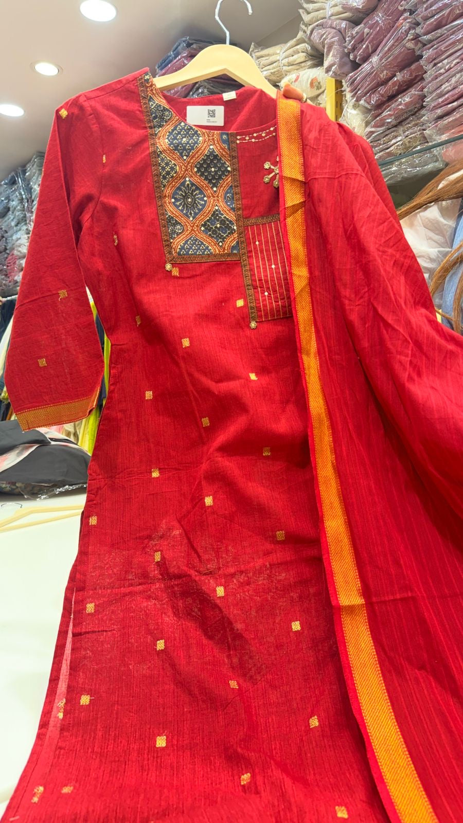 Everyday Luxe – Black & Red Handloom