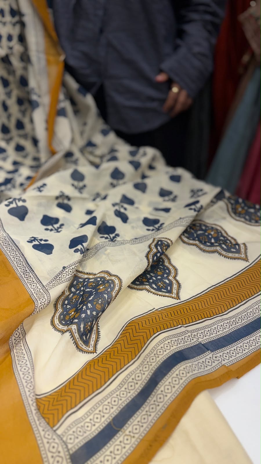 — The Classic Royal Motif Edit —