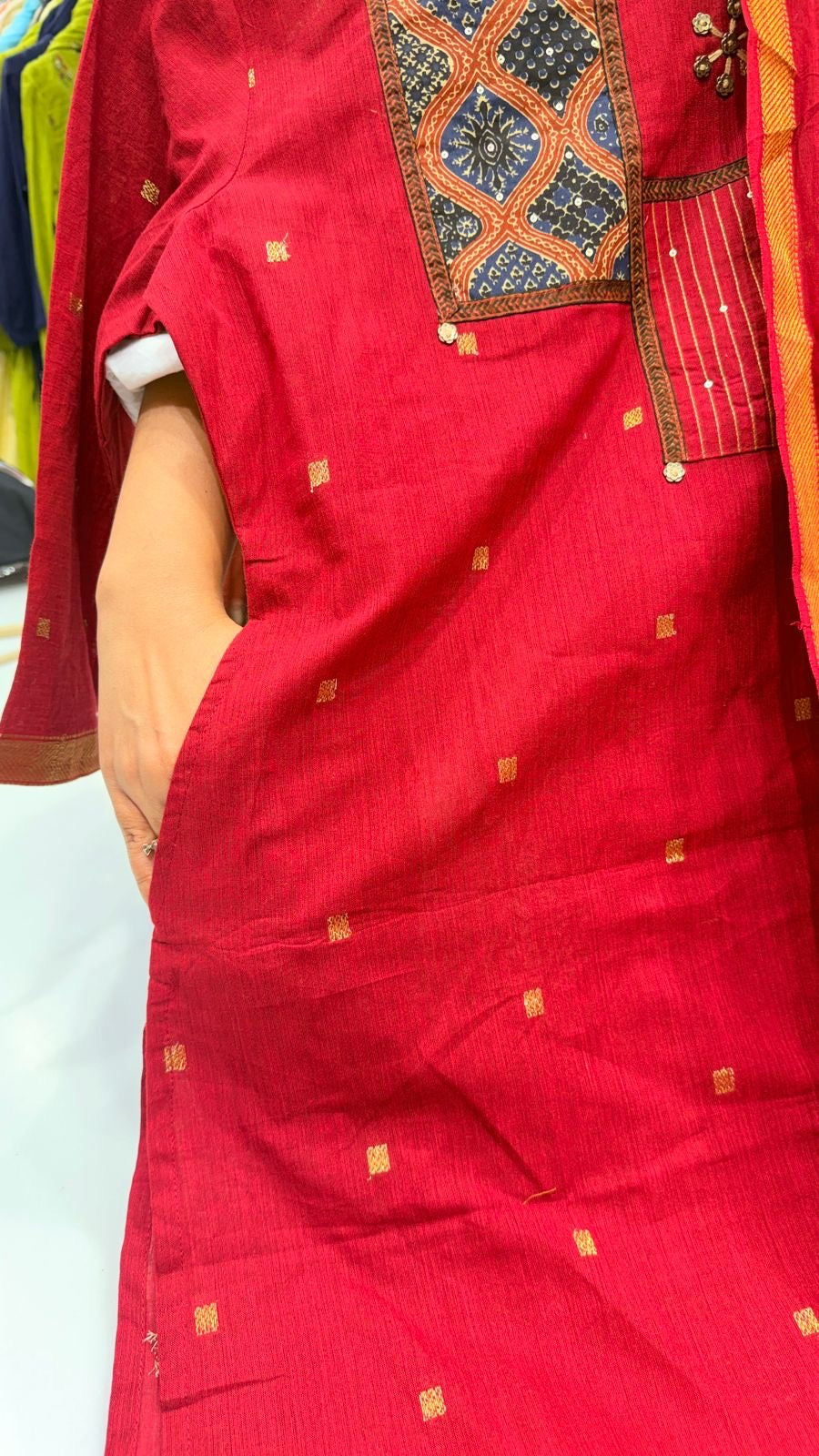 Everyday Luxe – Black & Red Handloom