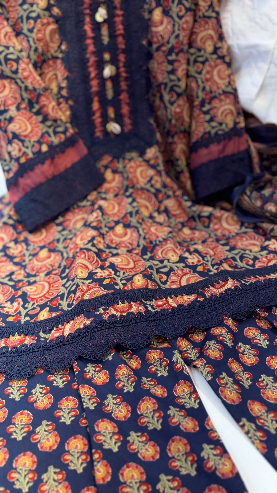 Framed in Lace – Karachi Tales in Faarsi Salwar