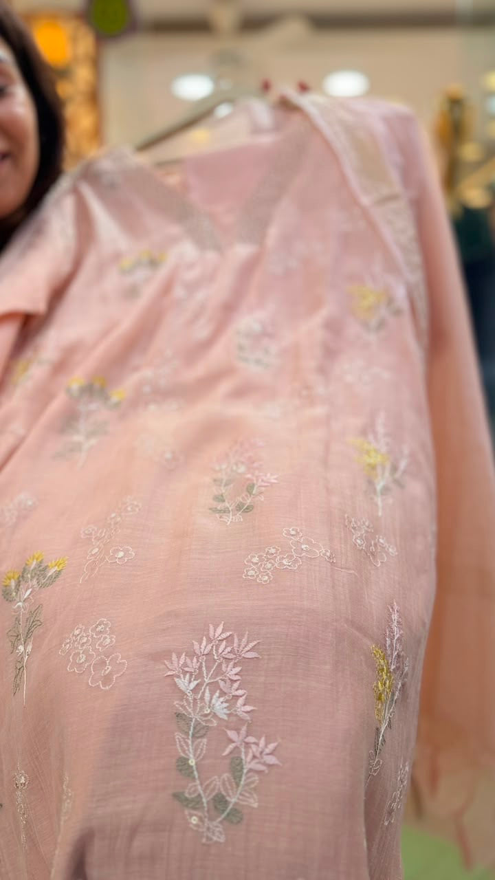 Between Petals & Light ⭐ - Mul Chanderi Love