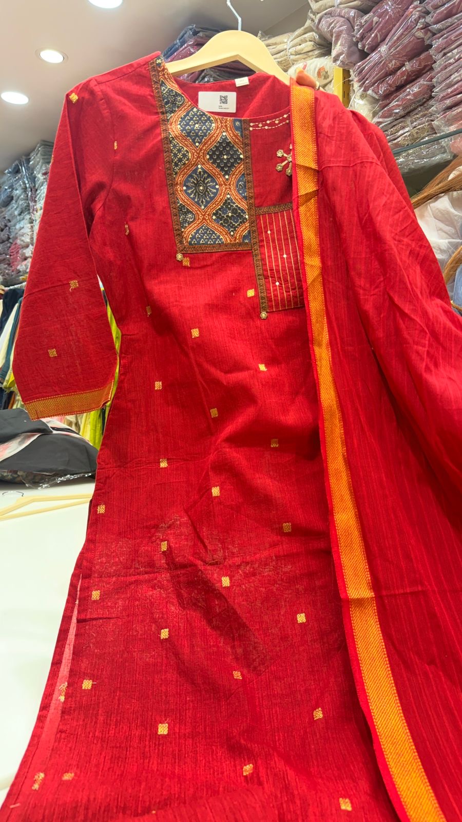 Everyday Luxe – Black & Red Handloom